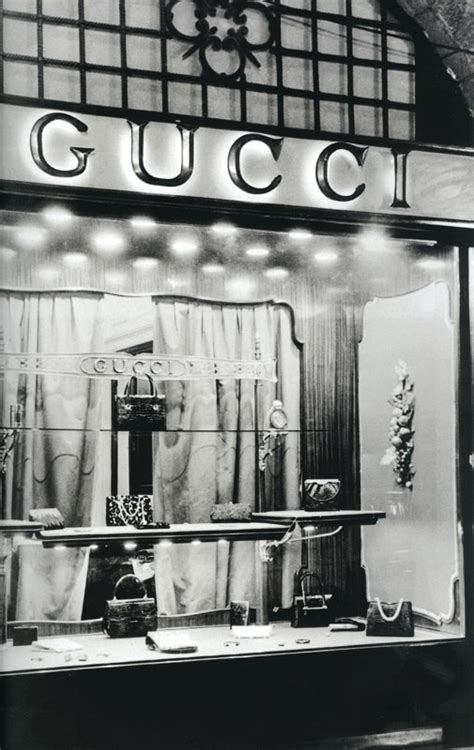 gucci ha costruito un bar con il suo brand|Un secolo di Gucci raccontato in 10 tappe fondamentali.